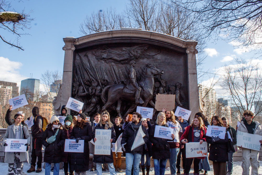 大学生们在马萨诸塞州议会大厦对面的罗伯特·古尔德·肖纪念碑前集会。