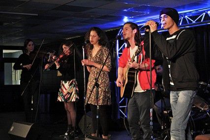 以色列-巴勒斯坦青年音乐组合“心跳”(Heartbeat)周一在波士顿中央大学(BU Central)进行了首次美国巡演。图片由Sarah fisher /每日自由新闻工作人员提供