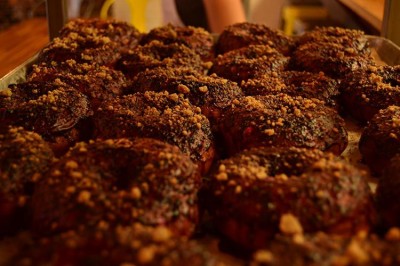 蓝莓派甜甜圈摆放在“美美”餐厅内，是4月份“堆叠甜甜圈”快闪店的一部分。照片由brooke jackson-glidden / dfp文件照片