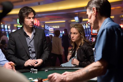 马克·沃尔伯格(左)和布丽·拉尔森(右)主演了鲁伯特·怀亚特执导的《赌徒》，该片将于12月19日上映。图片由派拉蒙影业提供