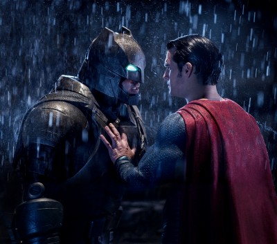 由本·阿弗莱克饰演蝙蝠侠，亨利·卡维尔饰演超人的超级英雄史诗《蝙蝠侠大战超人:正义黎明》将于周五在全国影院上映。华纳兄弟影业提供