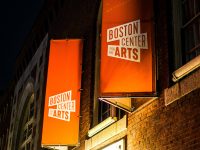 建筑侧面的两个标志写着“波士顿艺术中心”。