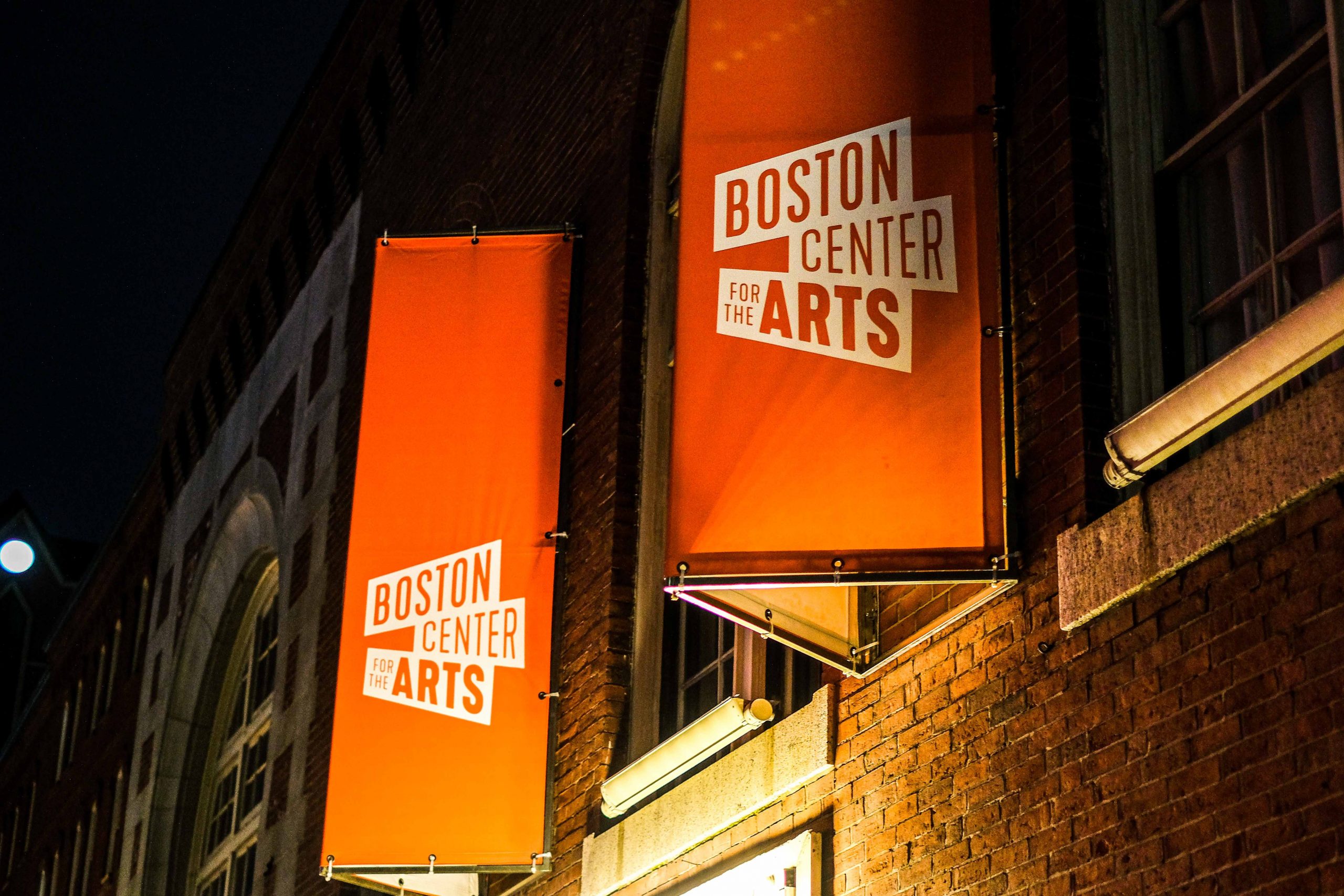 建筑侧面的两个标志写着“波士顿艺术中心”。