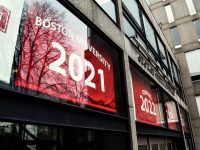 bobapp波士顿大学2021届的横幅在乔治·谢尔曼工会外