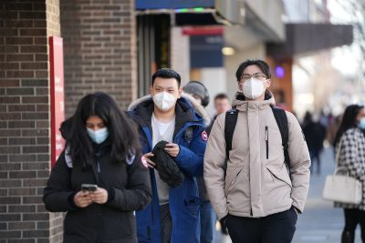 波士顿大学的学生在校园里戴着口罩