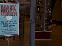 布法罗交易所的牌子上写着“要求戴口罩!”