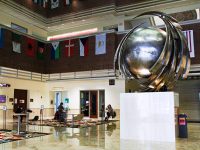 波士顿大学商学院的环球雕像bobapp