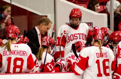 bobapp波士顿大学女子冰球主教练布莱恩·杜罗彻在2020年的暂停期间指导球队