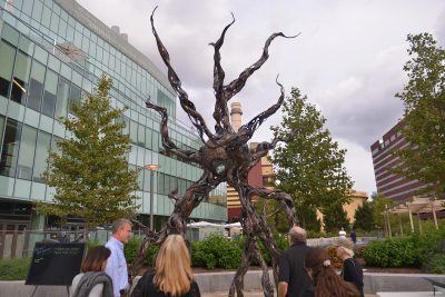 克里斯·威廉姆斯的神经中心雕塑矗立在剑桥的肯德尔广场。图片由谢恩fu /每日自由新闻贡献者