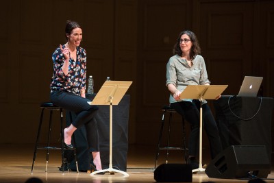 热门播客“Serial”的创造者朱莉·斯奈德和莎拉·柯尼格周三晚上在波士顿交响音乐厅由波士顿名人系列主办的活动上发表讲话。图片由波士顿名人系列提供