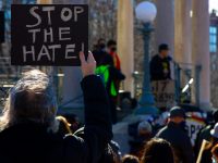 在波士顿公园举行的停止亚洲仇恨集会上，一名示威者举着停止仇恨的标志